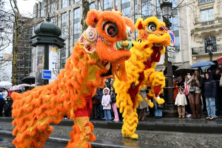 巴黎香榭丽舍大街舞龙舞狮迎新春