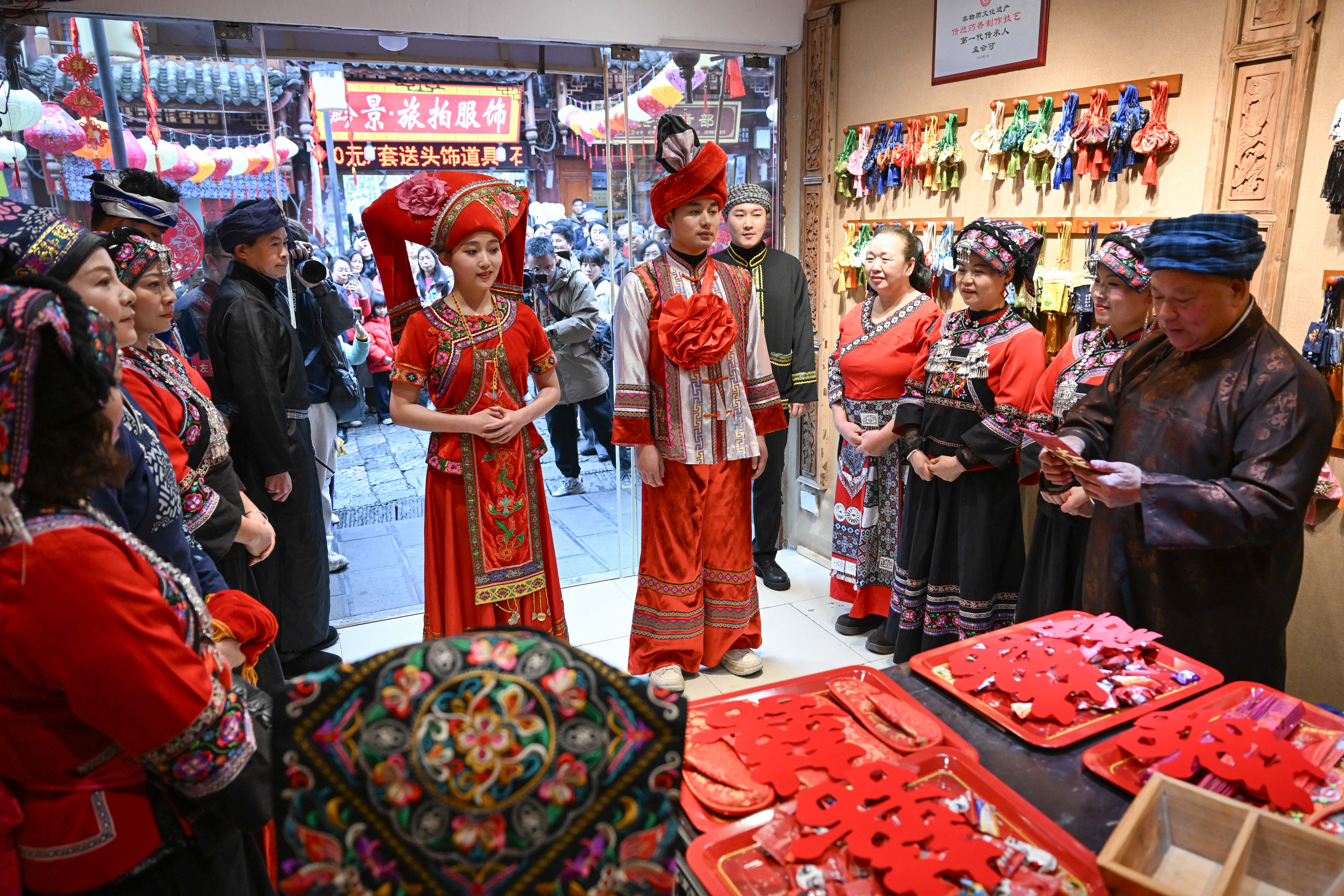 贵州都匀：布依族婚俗展演吸引民众