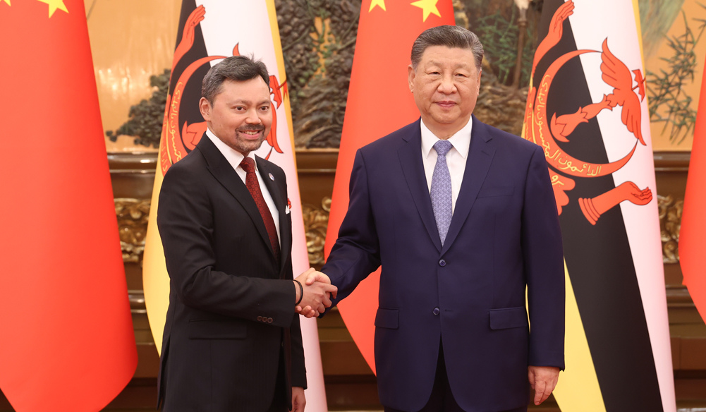 习近平会见文莱王储比拉