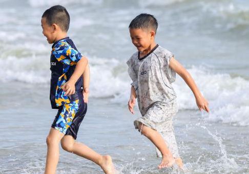 海南三亚：民众端午“洗龙水”祈安康