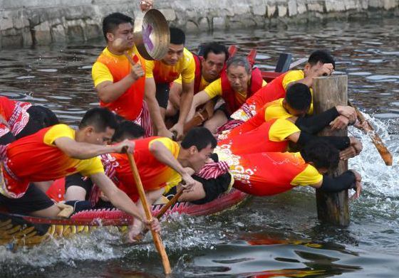 广东揭阳特色“龙舟抱桩”庆端午