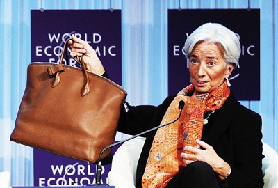 IMF总裁达沃斯提手袋“讨钱”