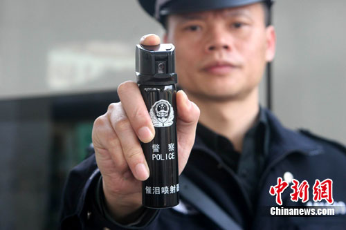 铁路警察演示使用新型单警装备催泪喷射器肖勇  摄