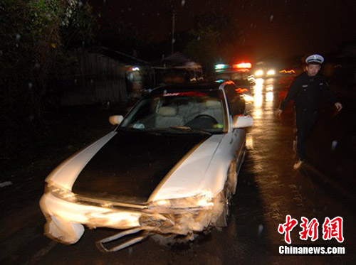 ����һ���Ӽ�ʻ��װ���Ƴ�ײĦ�� ��������4���� 