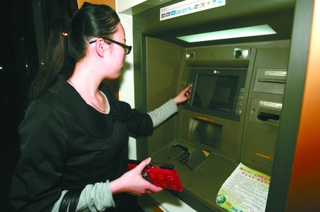 大学姐妹每月收到神秘汇款骗局还是好心资助成谜