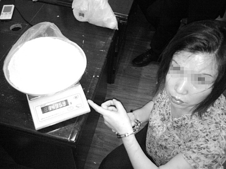 胡珍指认毒品【点击查看其它图片】对毒品一窍不通的三姐妹,在暴利的