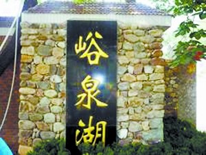 ����һ�����γа��ֵظǱ����Ƿ�ռ�ر��ߣ�ͼ��