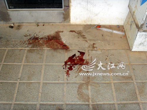 母亲及一男子被砍死家中 15岁少女边跑边喊救命