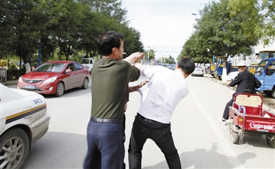 �µ��н�����ǰש�ı�ײ��˾��Χ���߱�����ͼ��