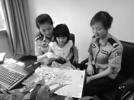 ����ĸ������˫˫��ץŮ�����˸����񾯶෽����