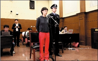 ����Ů�𷭱���ײ��·������ٵ�ͥ����Ц��ͼ��