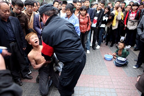 12岁少年抢劫乞讨儿童被擒后跪求警察图