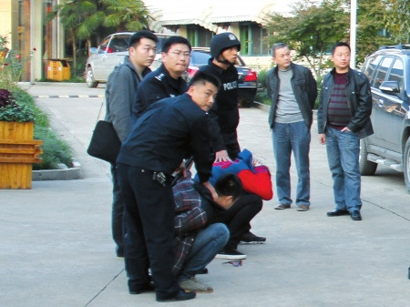 成都捣毁跨省市特大涉恶团伙 百名特警持枪合围