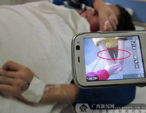 11岁女孩超市偷糖吃遭脱衣挂小偷牌示众图