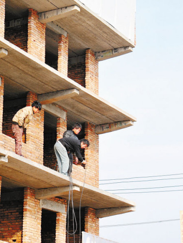 村民为多拿拆迁款突击盖楼 节省成本不用水泥(图)