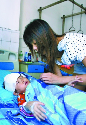 流浪少年携女童搭车出走嫌其吵闹回家砸伤遗弃