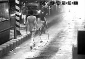 80后男子集结成伙冲关逃费持斧头威逼收费员放行