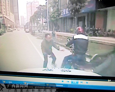 男子偷车时被抓现行砍断民警两根手指逃离
