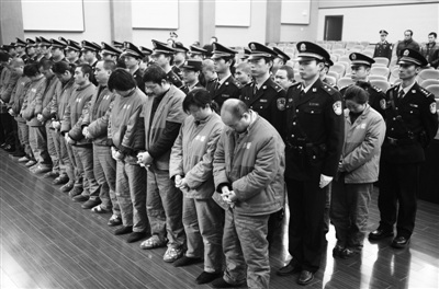 发卡招嫖71人团伙宣判法院“借”18名特警帮忙