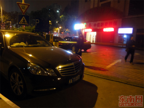 福州发生闹市持刀抢劫人质事件嫌犯被警方控制