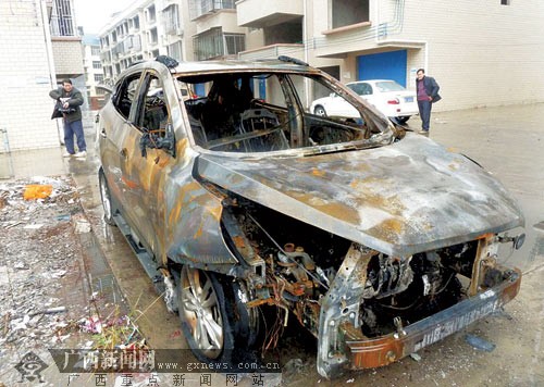 网传建设局长“座驾”蹊跷起火妻子称系私家车