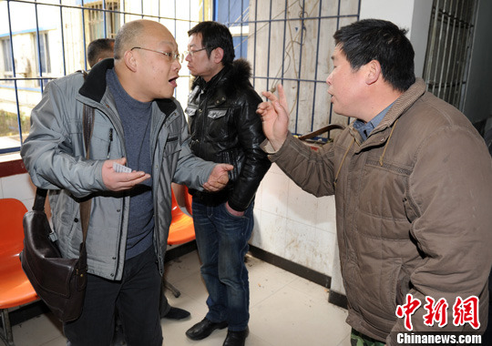 药家鑫案续:张显等前往药家“索要”捐款起争执