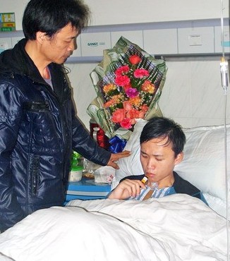 男子为追回同学手机与小偷搏斗被捅伤入院