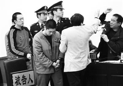 两无业青年劫杀女网友受审两被告人推诿责任