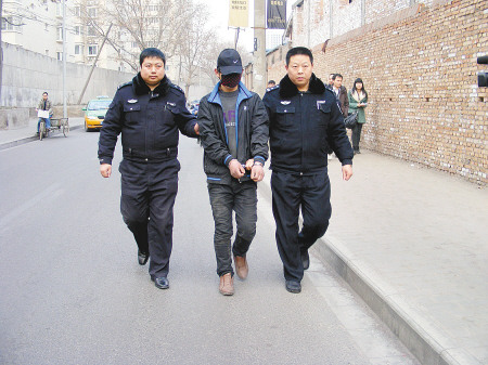 女子深夜独行遭抢劫十余路人围堵抓住歹徒