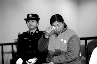 女子无照接生婴儿致死潜逃十年受审