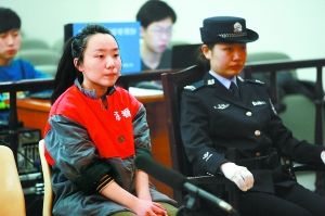 18岁女孩谎称父亲为黑社会诈骗受审(图)