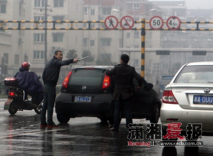 说好车费10元下车要15元黑车司机棍打乘客(图)