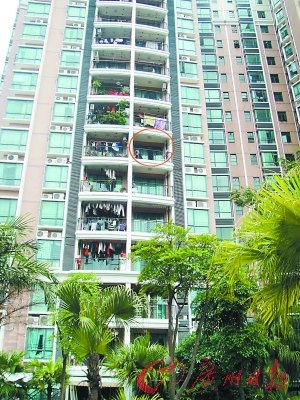 富豪阳台抽烟不慎翻出栏杆坠亡警方排除他杀(图)