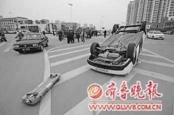车被撞飞落下砸坏过路车交警部门被索赔(图)