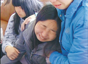 男子搂抱KTV女服务员被其男友捅死(图)