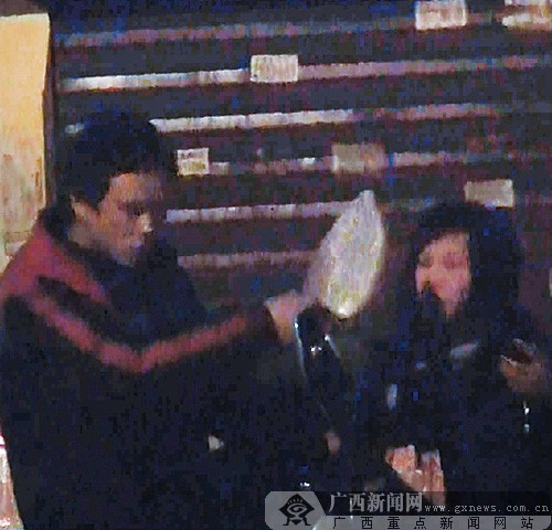 男子砸银行后挟持过路女子警方成功解救人质