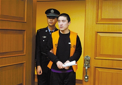 杀人逃犯与女友同居10年后自首:为给她一个交代
