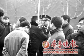 山东一水利局街边普法遭城管砸烂宣传板(图)