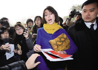 离婚案再开庭李阳未出席双方均争取孩子抚养权