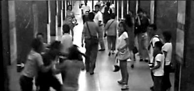 男子推人下铁轨后跳轨拦车救人被刑拘(组图)