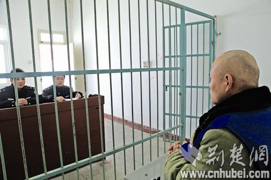 农民工讨薪不成使歪招脱衣猛吹风扇逼经理写欠条