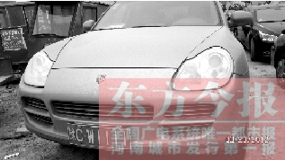 郑州交警队停车场被扣豪车遭抢多人持铁锨围堵