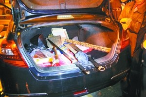 男子无证驾车冲卡后逃入居民区四处敲门求躲避