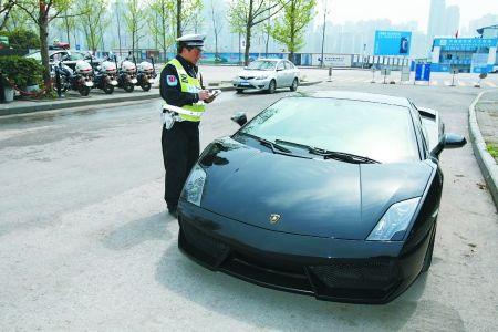 男子驾豪车未挂车牌被处罚称无安装位置(图)