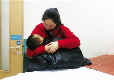 3岁男童坐母亲自行车被陌生男子扎伤(图)