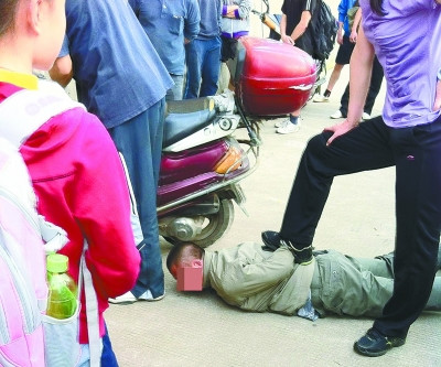 中年男子偷窃被打网球女子制服踩在脚下(图)