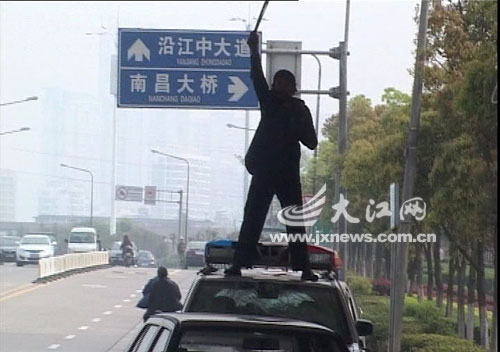 “武疯子”警车顶上耍大刀特警出动将其制服(图)
