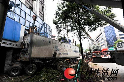 ���ͻ�����ͷʧ��ײ�Ͼ���¥˾��������Ժ��ͼ��