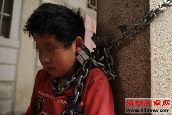 12岁男孩逃学偷钱上网养母用铁链将其锁石柱(图)