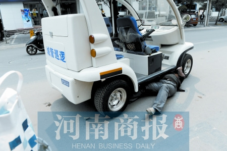 男子路边摆摊物品被没收与城管僵持4小时